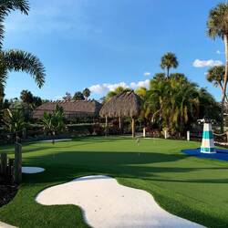 Golfen zum Einlochen üben