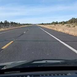 Jede Fuge schüttelt das Fahrzeug durch.