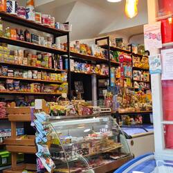 Blick in einen der unzähligen Minimärkte, die es überall gibt