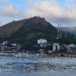 Und dann sind wir auch schon in Coron. Auf den Hügel geht es morgen rauf.