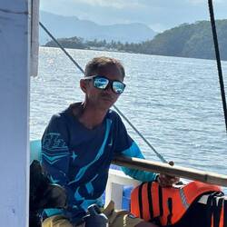 Heute sitzt er den ganzen Tag am Steuer. Die Flasche Gin war wohl zu viel für ihn alleine gestern.