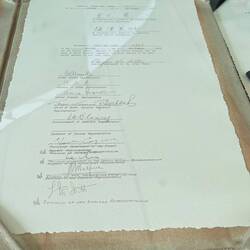 Die Unterzeichnung - falsche Zeile des Canadiers🤣