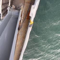 Hier hat der Kamikaze Flieger das Schiff getroffen