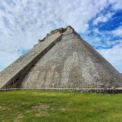 Die einzigartige Pyramide mit abgerundeten Ecken