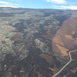 Links der Lavastrom zu sehen