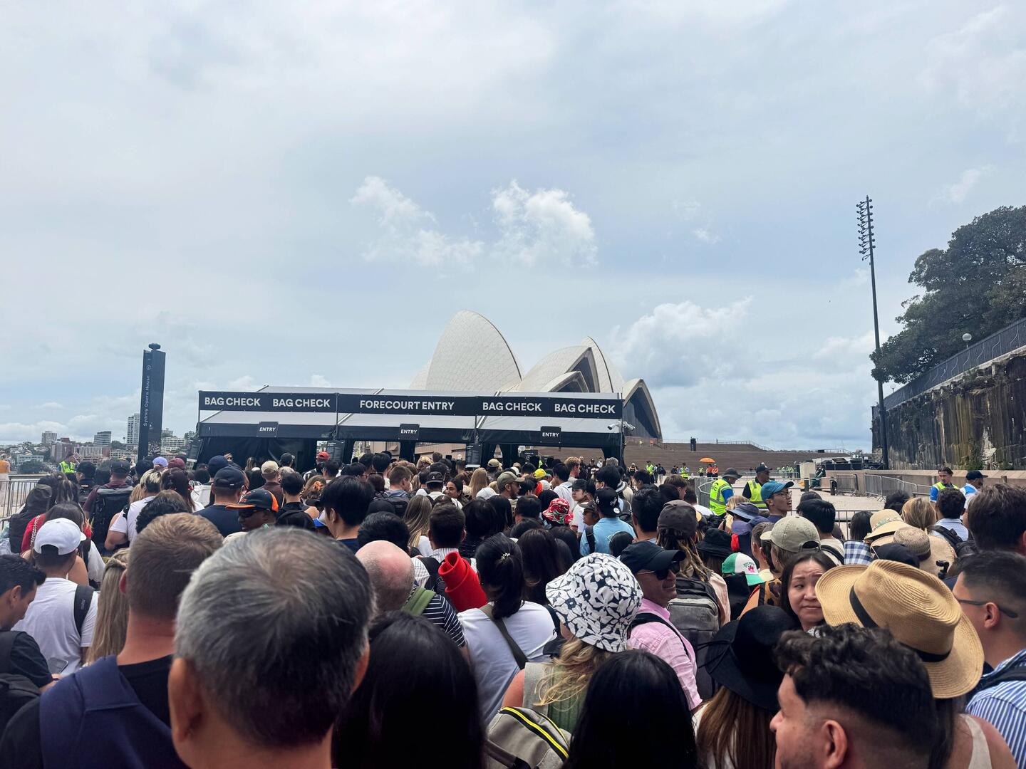 Die Schlange am Einlass (ab 12 Uhr)