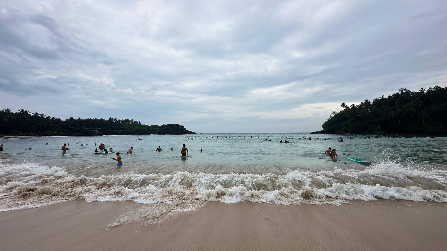 Udsigt over Hiriketiya Beach. Senere på eftermiddagen lidt selvtræning på lejet board.