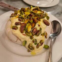 Pavlova with lemon curd