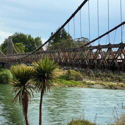 Erste Brücke über Wainau River, Brückengeländer aus Totara-Holz