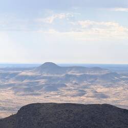 Vulkan und Krater im Hintergrund