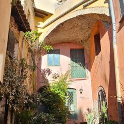 Doch dank der überwiegenden Farbtöne von Ocker und Gelb ...