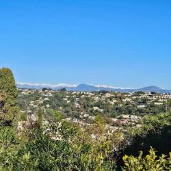 Die schneebedeckten Seealpen, gesehen vom Burgplatz von Le Haut de Cagnes.