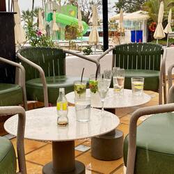 Unser Tisch von letzter Nacht war noch nicht leergeräumt und regnete zu...