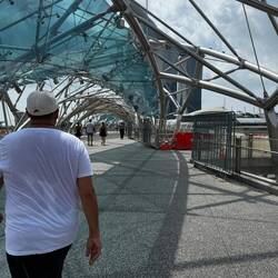 Über die Helix Bridge