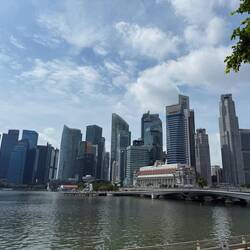 Blick Waterfront Promenade über die Marina Bay und die Jubilee Bridge