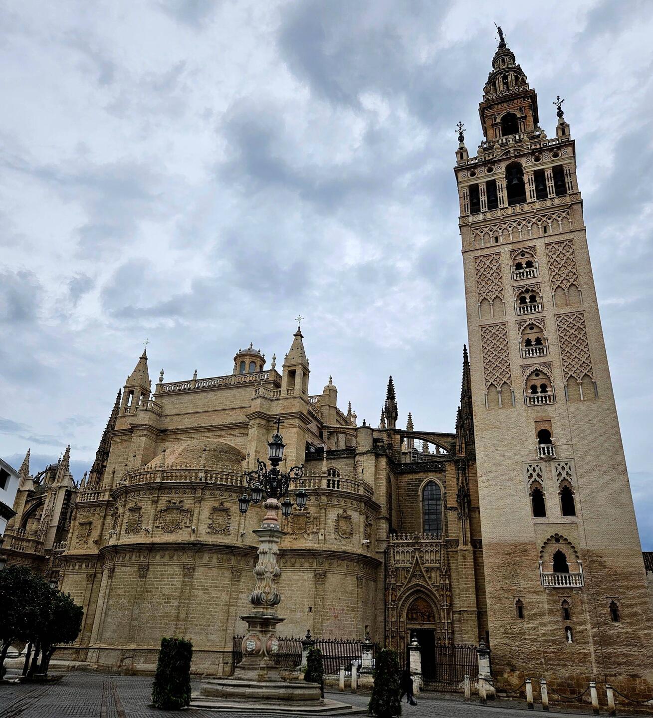 Plaza outside Sevilla Cathedral