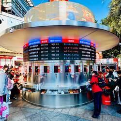 Sich drehende gigantische Getränkezapfsäule spart das Personal