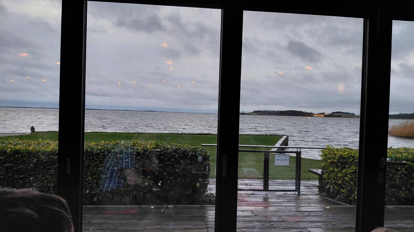 Tisch mit Aussicht ... Auch in Regengrau schön