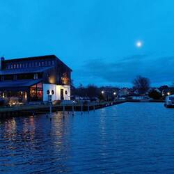 Café Knatter mit diffusem Vollmond und Hafen