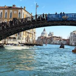 Brücke Accademia, eine von drei Brücken, die über den Canale Grande führen.