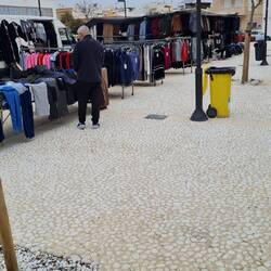 Kleiner Markt mit 7 Ständen, aber Moni hat trotzdem... 😉