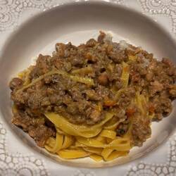 Tagliatelle mit Bauernragú: Kaninchen, Perlhuhn, Enten- und Hühnerleberpasteten. Sensationell gut!