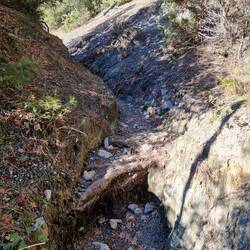 Klassisch griechischer Wanderweg/ Bachlauf