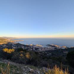 Ganz Monaco, Frankreich und in der Distanz Ventimiglia, Italia