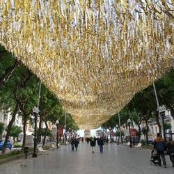 Weihnachtsbeleuchtung Rambla. Im Hintergrund der "Balcon"