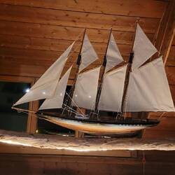 Die tolle Lampe hat Andy selbst gemacht. Den Balken holte er mit Markus vor 2 J. aus dem Bodensee