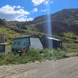 Kleine exemplarische Hütten der Saisonarbeitskräfte