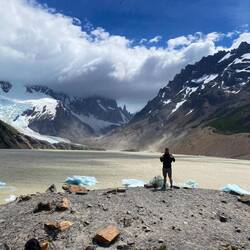 Riesige Eisschollen schwimmen in der Laguna