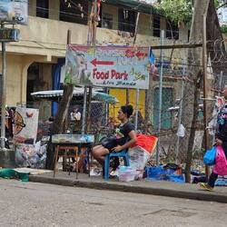 Nüsse verkaufen auf der Straße.