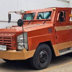 Panzerknackerfahrzeug vor einer Bank.