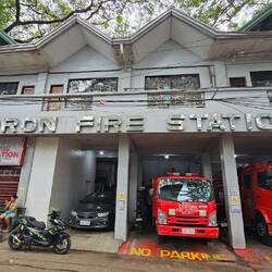 Die Feuerwehrautos machen später dann auch noch Party.