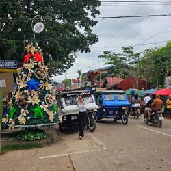 Chaos und mega mega laut. Alle Mopeds haben einen offenen Auspuff.