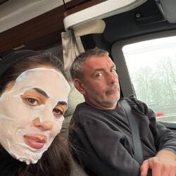 Er fragt sich wer da neben ihm sitzt.