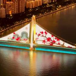 Habt Geduld und genießt die Lasershow auf der Brücke