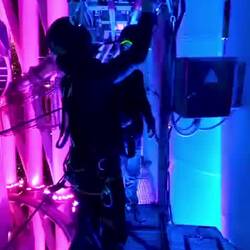 Auf die Trittfläche passen nur die Füße. Blick nach unten im freien Fall. 😱