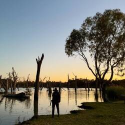 Sonnenuntergang am Ufer des Campingplatzes