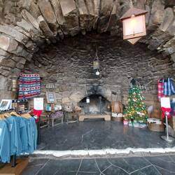 Der Kamin, jetzt Gift Shop.