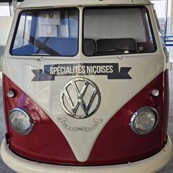 Und jetzt sitzen wir am Flughafen von Nizza und versuchen die Zeit bis zum Abflug totzuschlagen.