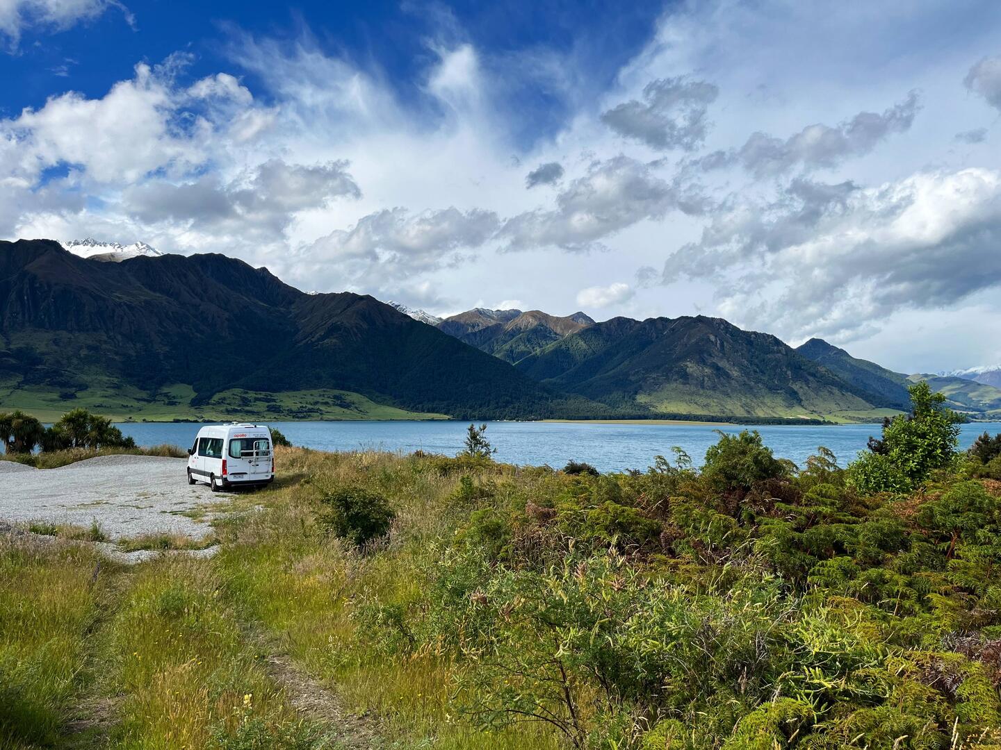 Hier übernachteten wir direkt am See fast alleine