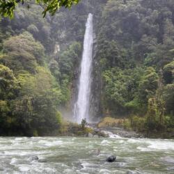 Wasserfälle entlang der Straße gibt es auch immer mal wieder