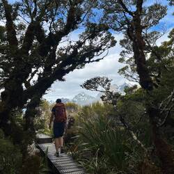 Klara vor einer schönen Bergkulisse