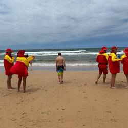 gut bewacht von Lifeguards geht's Richtung Wasser...