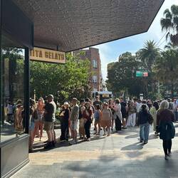 Für ein Gelato muss man Schlange stehen, da entscheiden wir uns doch spontan für ein Crêpes!