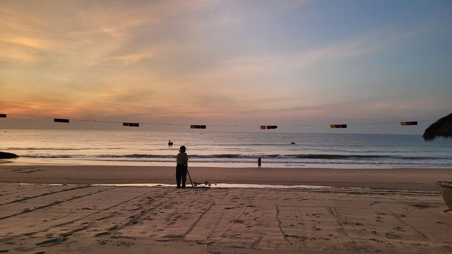 Personne... que le Monsieur qui râtisse la plage 😇
