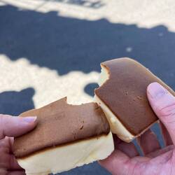 On a goûté ça c'est un gâteau moelleux japonais, c'est bon