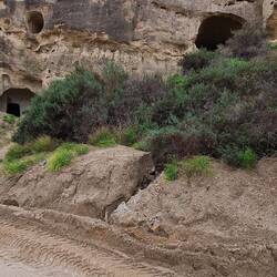 Ab zu den Felsenwohnungen über die Calla Andres
